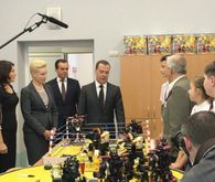 Дмитрий Медведев посетил новую школу в Губернском 